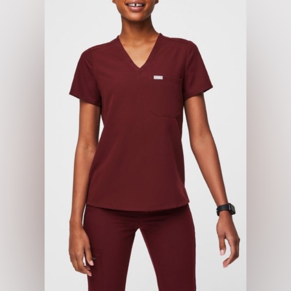 FIGS Catarina One-Pocket Scrub Top - size M, Maroon